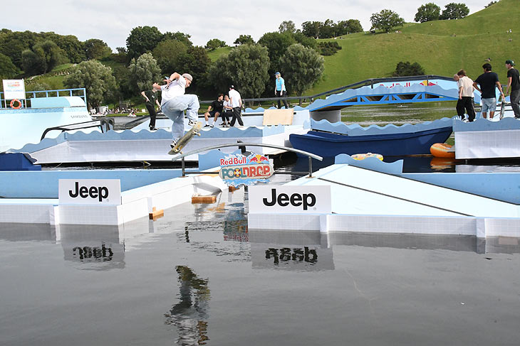 schwimmende Skatepark des Red Bull Pool Drop bei Munich Mash (&copy;Foto: Ingrid Grossmann)